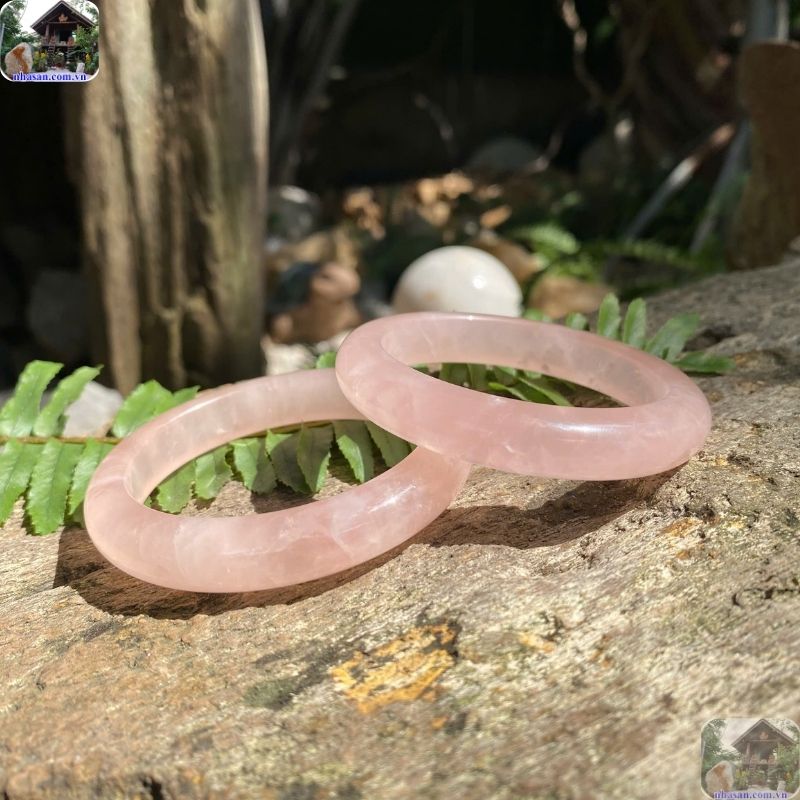 Vòng tay thạch anh hồng liền khối tự nhiên 100% nguyên khối là sự liền mạch hoàn toàn Vòng tay thạch anh hồng liền khối tự nhiên 100% nguyên khối là sự liền mạch hoàn toàn