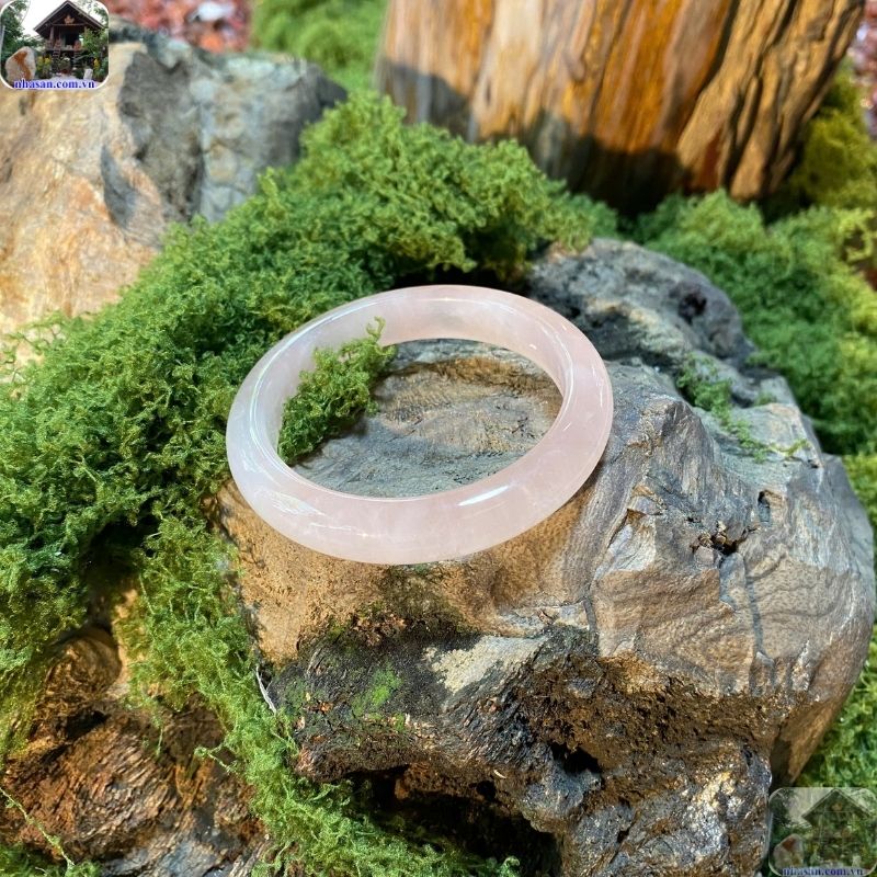 Thạch anh hồng chuẩn tự nhiên sẽ có dải màu từ hồng phấn, hồng đào, cho đến hồng đậm Thạch anh hồng chuẩn tự nhiên sẽ có dải màu từ hồng phấn, hồng đào, cho đến hồng đậm