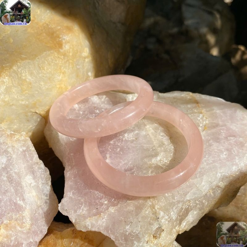 Nhà Sàn Tây Nguyên là đơn vị chuyên cung cấp vòng tay thạch anh hồng liền khối 100% tự nhiên Nhà Sàn Tây Nguyên là đơn vị chuyên cung cấp vòng tay thạch anh hồng liền khối 100% tự nhiên