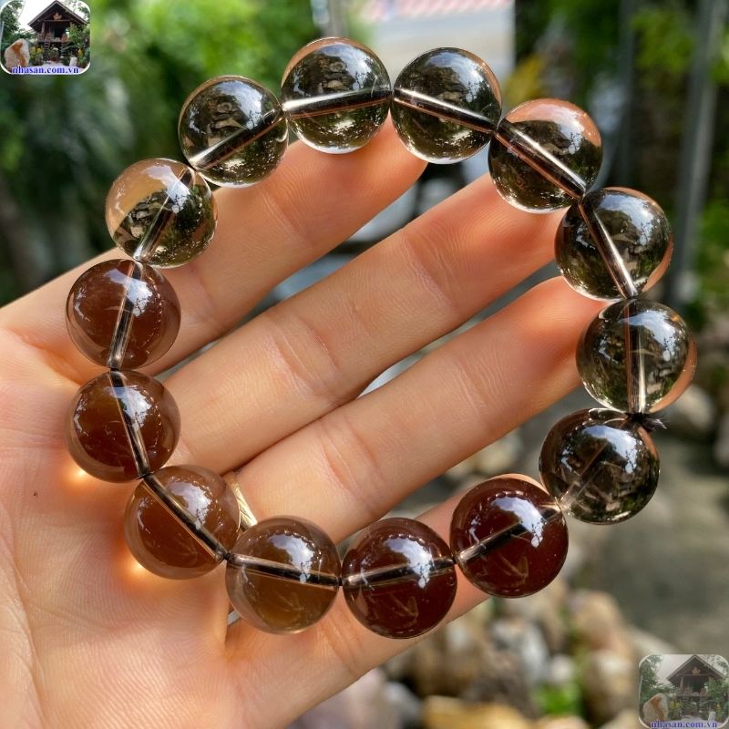 Màu sắc của vòng tay thạch anh khói dao động từ nâu nhạt, xám khói cho đến đen sẫm mang lại cảm giác vững chãi Màu sắc của vòng tay thạch anh khói dao động từ nâu nhạt, xám khói cho đến đen sẫm mang lại cảm giác vững chãi