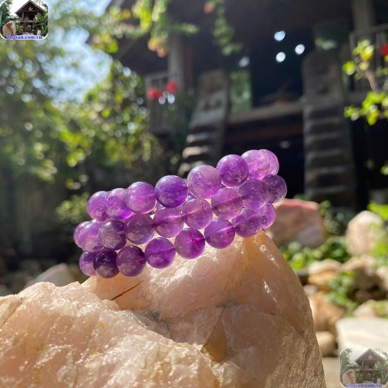 Màu sắc của thạch anh tím thật không bao giờ đều tăm tắp mười viên như một Màu sắc của thạch anh tím thật không bao giờ đều tăm tắp mười viên như một