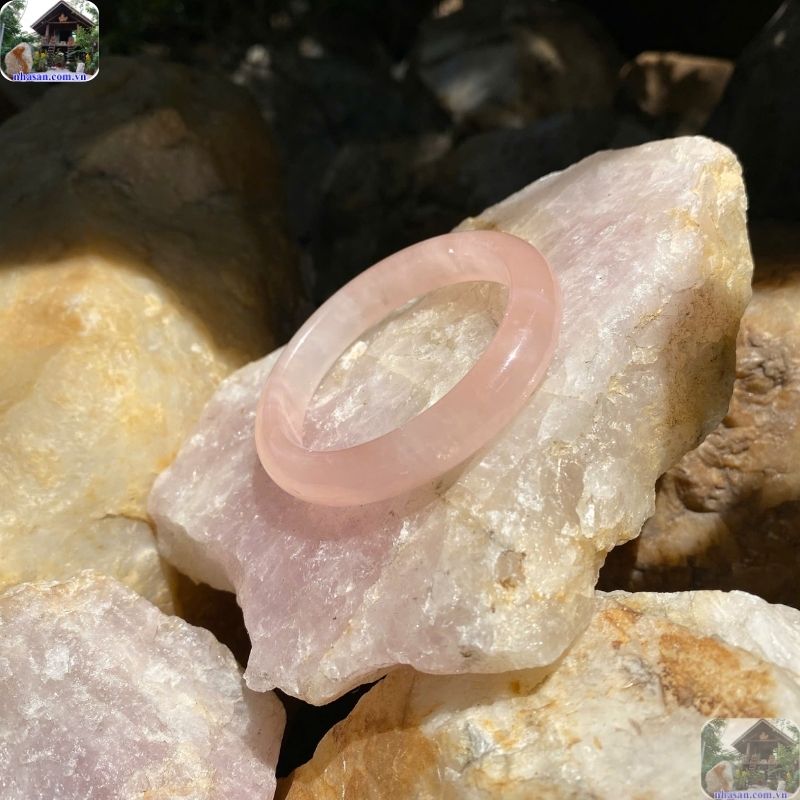 Một khối đá thô to có khi chỉ lấy được một vài chiếc vòng đạt chuẩn Một khối đá thô to có khi chỉ lấy được một vài chiếc vòng đạt chuẩn