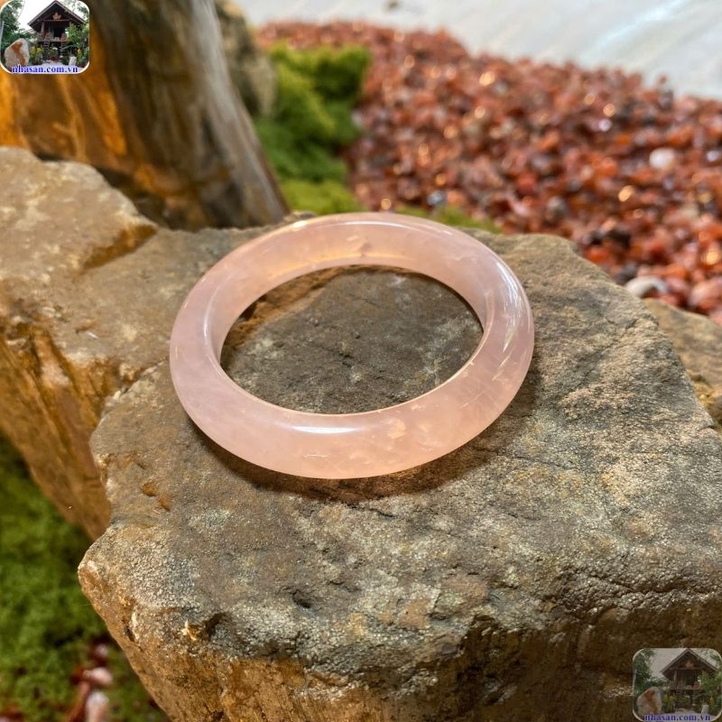 Vòng thạch anh hồng nguyên khối Vòng thạch anh hồng nguyên khối