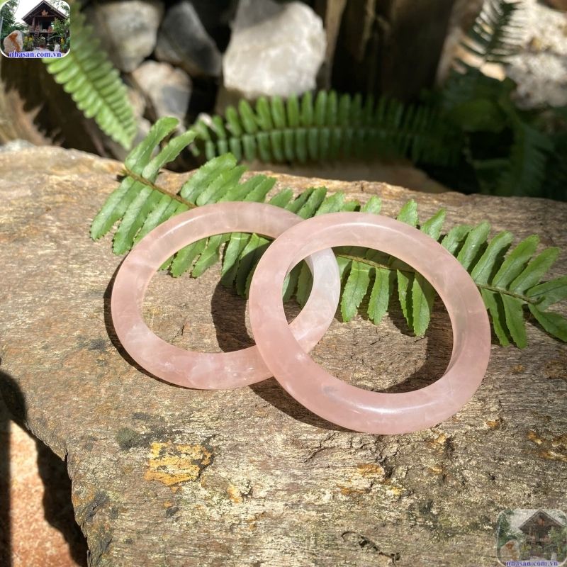 Vòng thạch anh hồng bản liền được chế tác hoàn toàn từ một khối đá thạch anh hồng tự nhiên Vòng thạch anh hồng bản liền được chế tác hoàn toàn từ một khối đá thạch anh hồng tự nhiên