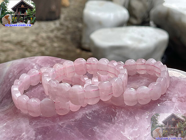 Đeo vòng thạch anh hồng giúp thu hút tình duyên Đeo vòng thạch anh hồng giúp thu hút tình duyên