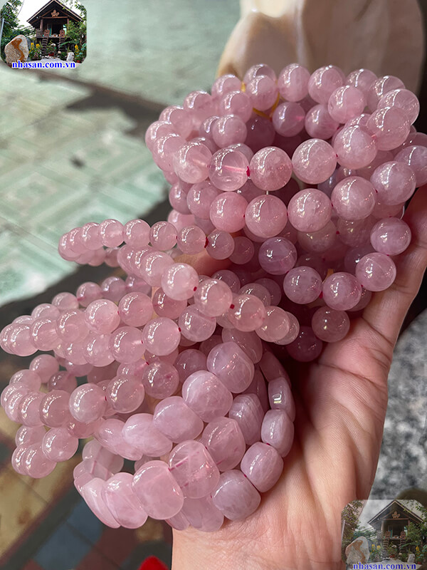 Đeo vòng tay thạch anh hồng giúp cải thiện tâm trạng Đeo vòng tay thạch anh hồng giúp cải thiện tâm trạng