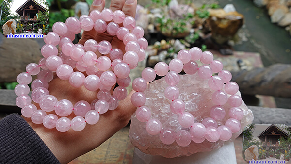 Đá thạch anh hồng được chế tác thành các loại trang sức đá Đá thạch anh hồng được chế tác thành các loại trang sức đá