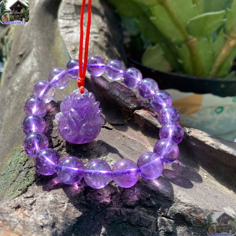 Năng lượng của thạch anh tím rất ôn hòa nhưng kiên định, giúp người đeo cảm thấy an toàn Năng lượng của thạch anh tím rất ôn hòa nhưng kiên định, giúp người đeo cảm thấy an toàn