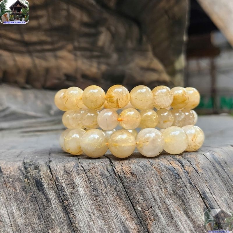 Đá càng trong, ít mây, ít phèn thì các sợi tóc vàng bên trong càng hiện lên rõ nét Đá càng trong, ít mây, ít phèn thì các sợi tóc vàng bên trong càng hiện lên rõ nét