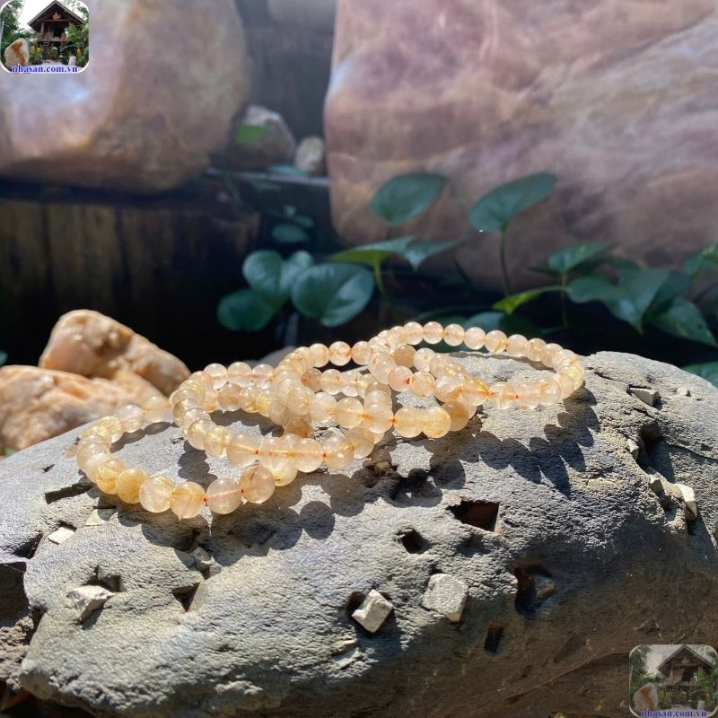 Vòng thạch anh tóc vàng đồng trục (Golden Rutilated Quartz) là loại thạch anh chứa các bao thể dạng kim Vòng thạch anh tóc vàng đồng trục (Golden Rutilated Quartz) là loại thạch anh chứa các bao thể dạng kim