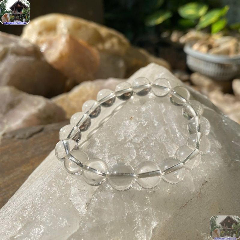 Vòng thạch anh trắng trong được ví như là "vị vua của các loại thạch anh" Vòng thạch anh trắng trong được ví như là "vị vua của các loại thạch anh"