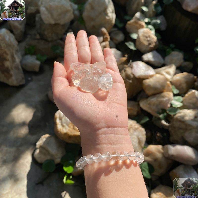 Với sắc trắng trong suốt, đây là vật phẩm sinh ra để dành cho người mệnh Kim và mệnh Thủy Với sắc trắng trong suốt, đây là vật phẩm sinh ra để dành cho người mệnh Kim và mệnh Thủy