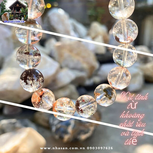 Kết tinh từ các khoáng chất rêu và tinh thể thạch anh Kết tinh từ các khoáng chất rêu và tinh thể thạch anh