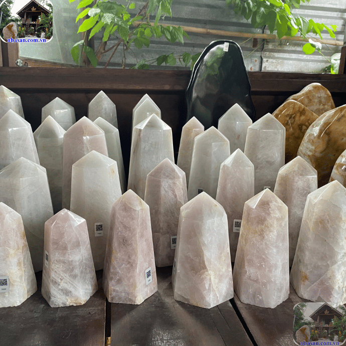 Đá năng lượng còn được dùng trong các buổi thiền định Đá năng lượng còn được dùng trong các buổi thiền định