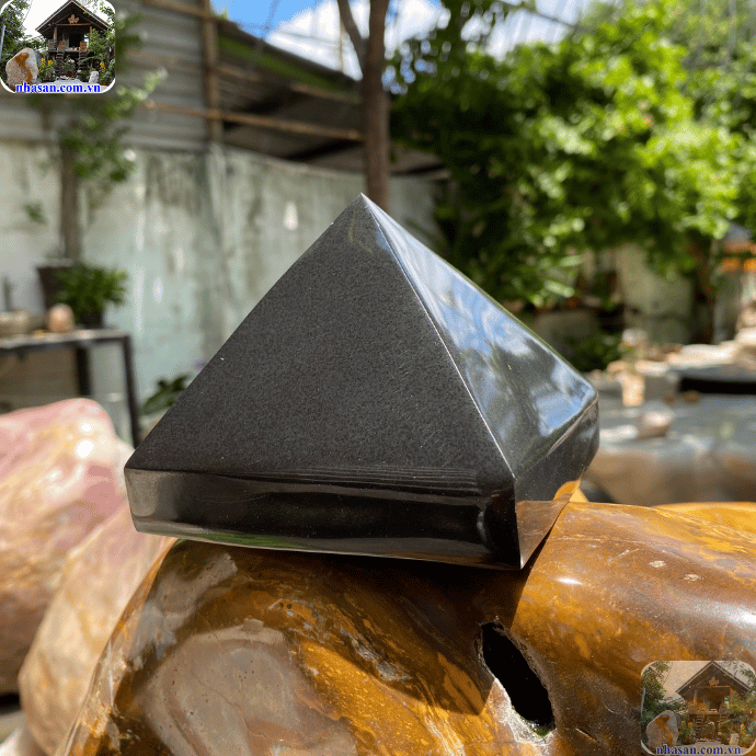Obsidian là một loại đá bảo vệ chủ nhân khỏi năng lượng tiêu cực Obsidian là một loại đá bảo vệ chủ nhân khỏi năng lượng tiêu cực