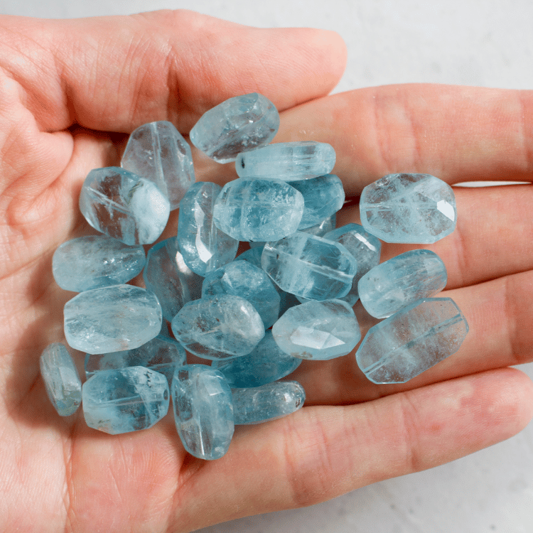 Giải mã 3 ý nghĩa đá aquamarine trong phong thủy