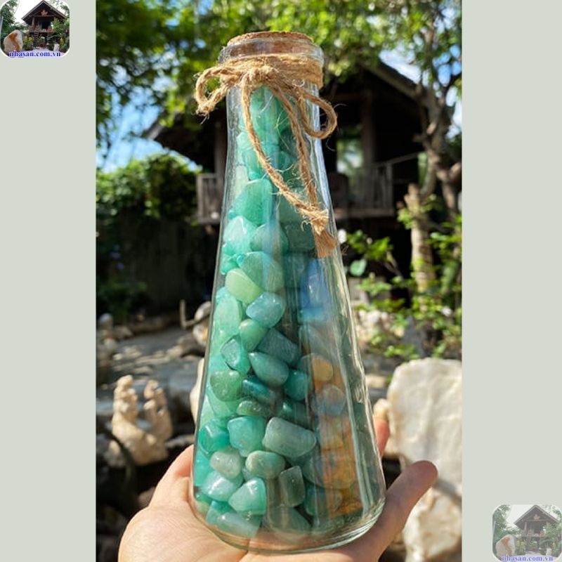 Mã não xanh tự nhiên thường có màu xanh nhạt, vân đá rõ nét và mềm mại Mã não xanh tự nhiên thường có màu xanh nhạt, vân đá rõ nét và mềm mại