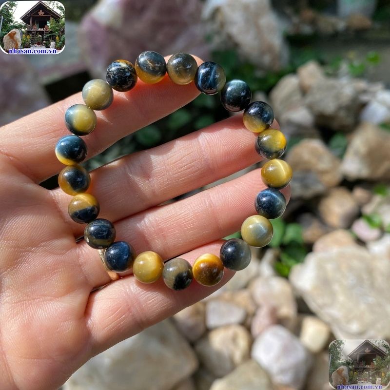 Đá mắt hổ xanh đen, thường được gọi với tên tiếng Anh là Blue Tiger Eye hoặc là Hawk’s Eye Đá mắt hổ xanh đen, thường được gọi với tên tiếng Anh là Blue Tiger Eye hoặc là Hawk’s Eye