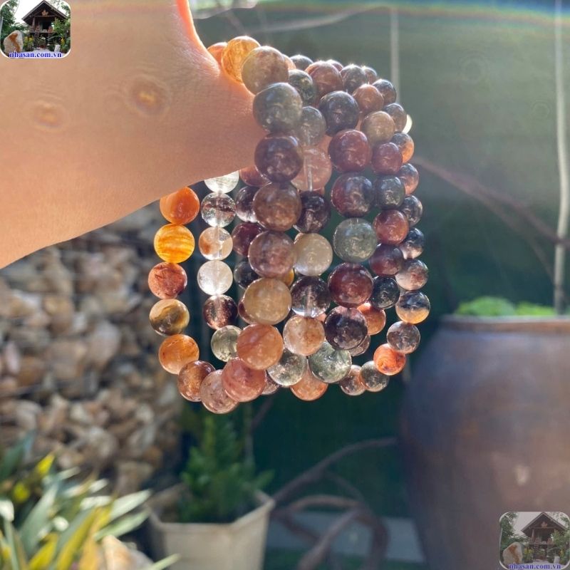 Đá ưu linh (tên khoa học là Phantom Quartz hoặc Scenic Quartz) là một biến thể cực kỳ độc đáo Đá ưu linh (tên khoa học là Phantom Quartz hoặc Scenic Quartz) là một biến thể cực kỳ độc đáo