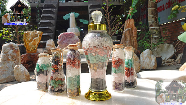 Lọ đá ngũ sắc được sử dụng để trưng bày tăng tính thẩm mỹ Lọ đá ngũ sắc được sử dụng để trưng bày tăng tính thẩm mỹ