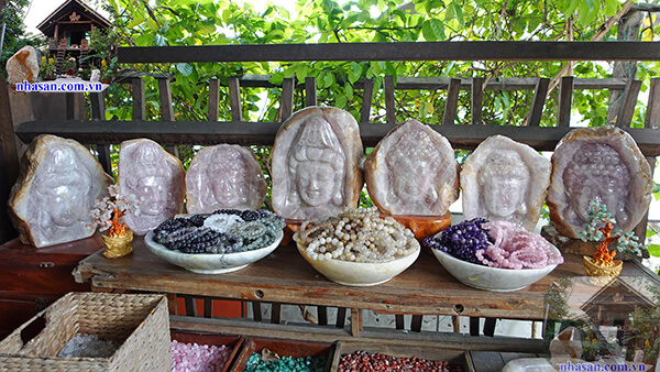 Tượng mặt Phật đá thạch anh tại Nhà Sàn Tây Nguyên Tượng mặt Phật đá thạch anh tại Nhà Sàn Tây Nguyên