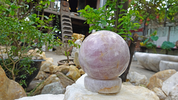 Trưng bày quả cầu thạch anh tại phòng khách giúp điều hòa năng lượng Trưng bày quả cầu thạch anh tại phòng khách giúp điều hòa năng lượng