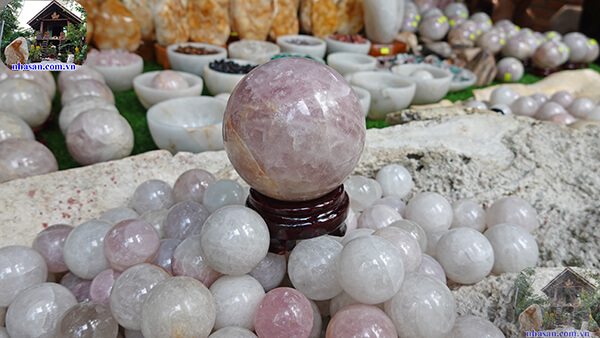 Ngoài ra còn được dùng để trang trí nơi làm việc, học tập Ngoài ra còn được dùng để trang trí nơi làm việc, học tập