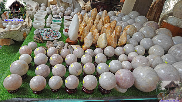 Vẻ đẹp tự nhiên của đá phong thủy tại Nhà Sàn Tây Nguyên Vẻ đẹp tự nhiên của đá phong thủy tại Nhà Sàn Tây Nguyên