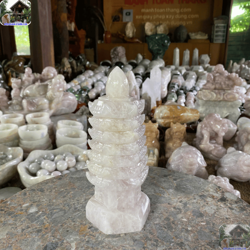 Tháp bằng thạch anh hoặc đá quý mang năng lượng tự nhiên, giúp điều hòa khí Tháp bằng thạch anh hoặc đá quý mang năng lượng tự nhiên, giúp điều hòa khí