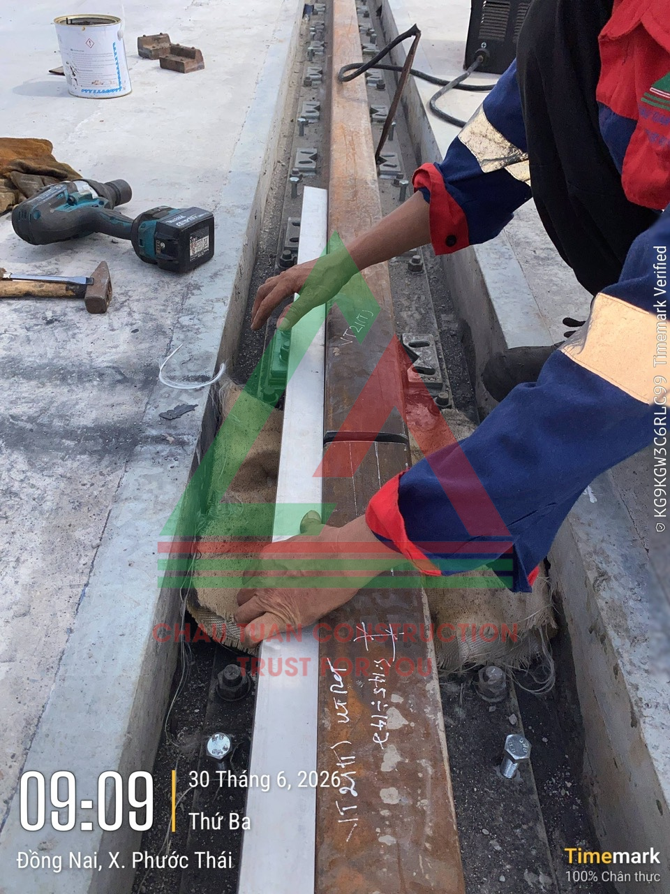 Công nhân đang căn chỉnh ray trước khi hàn Căn chỉnh ray