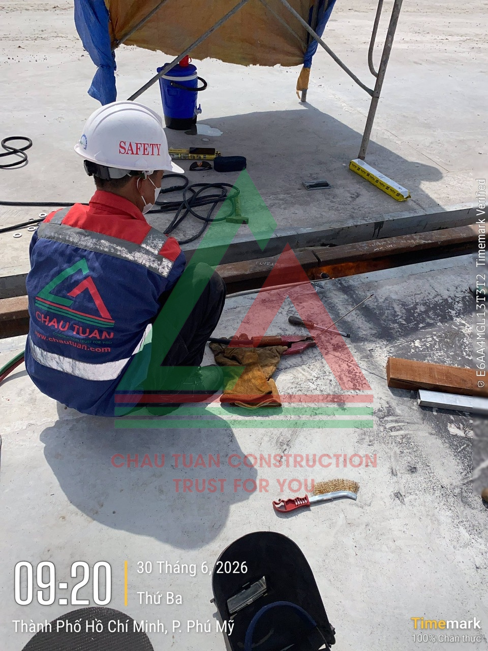 Công nhân đang gia nhiệt trước khi hàn Gia nhiệt