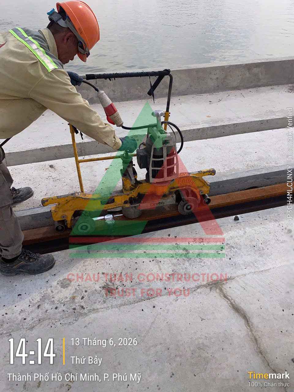 công nhân đang mài ray trước khi hàn mài ray