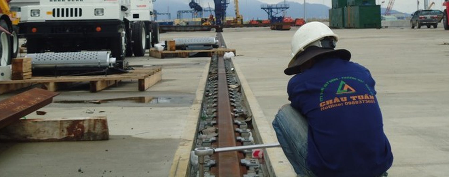 LẮP ĐẶT RAY CẢNG BIỂN