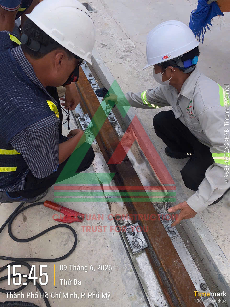 Công nhân ủ nhiệt mối hàn ủ nhiệt