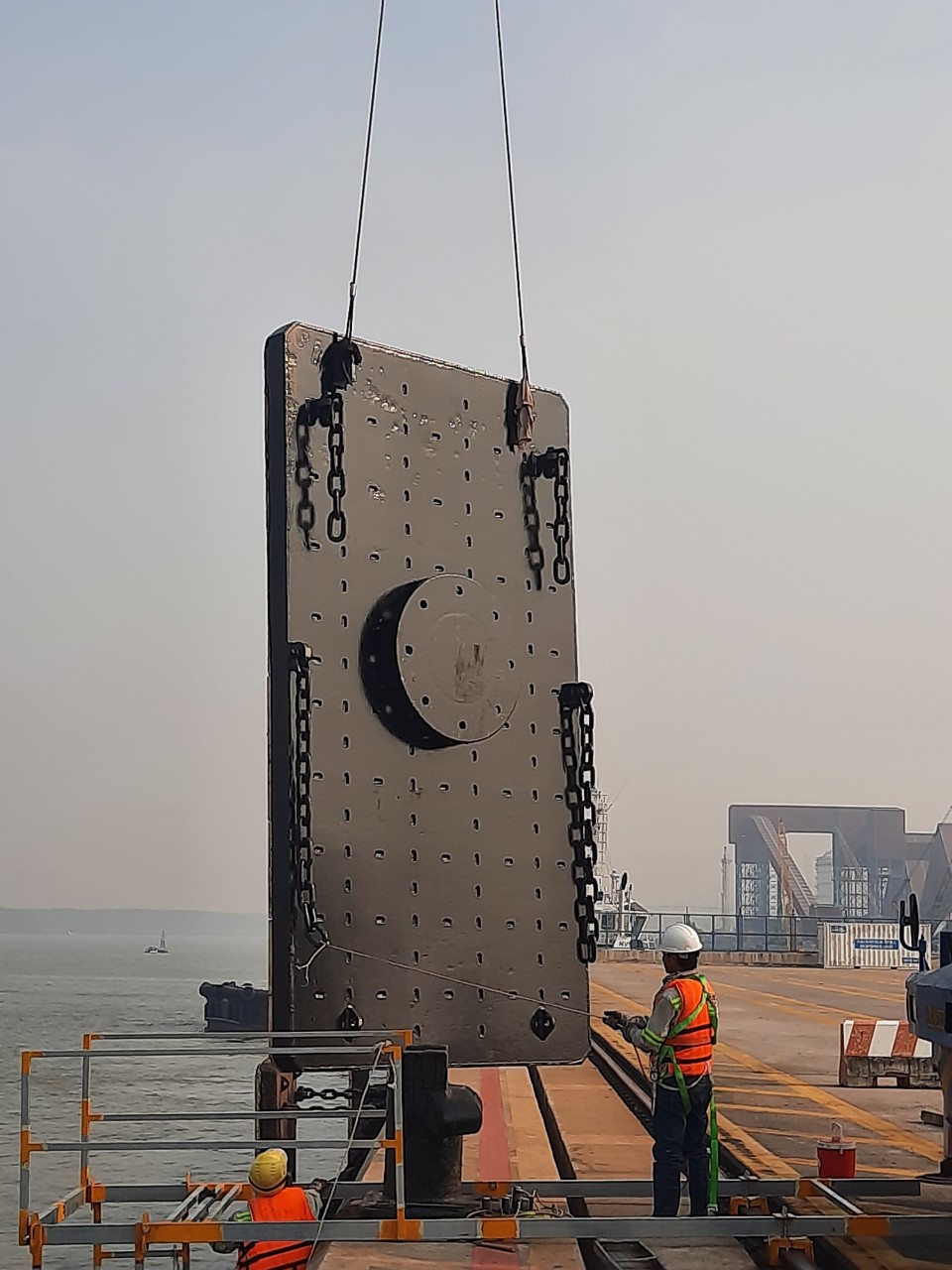 Sữa chữa, lắp đặt đệm va tàu (fender) Sữa chữa, lắp đặt đệm va tàu (fender)