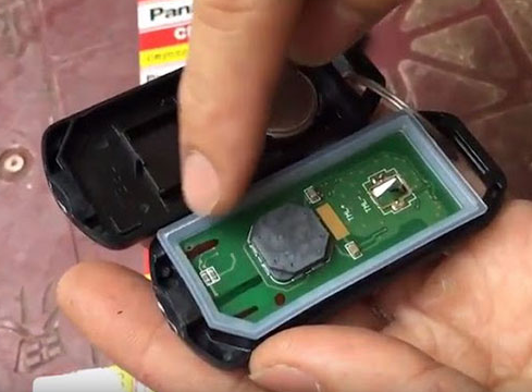 Thao tác tháo vỏ thay pin remote Xe máy Honda Vision chuyên nghiệp