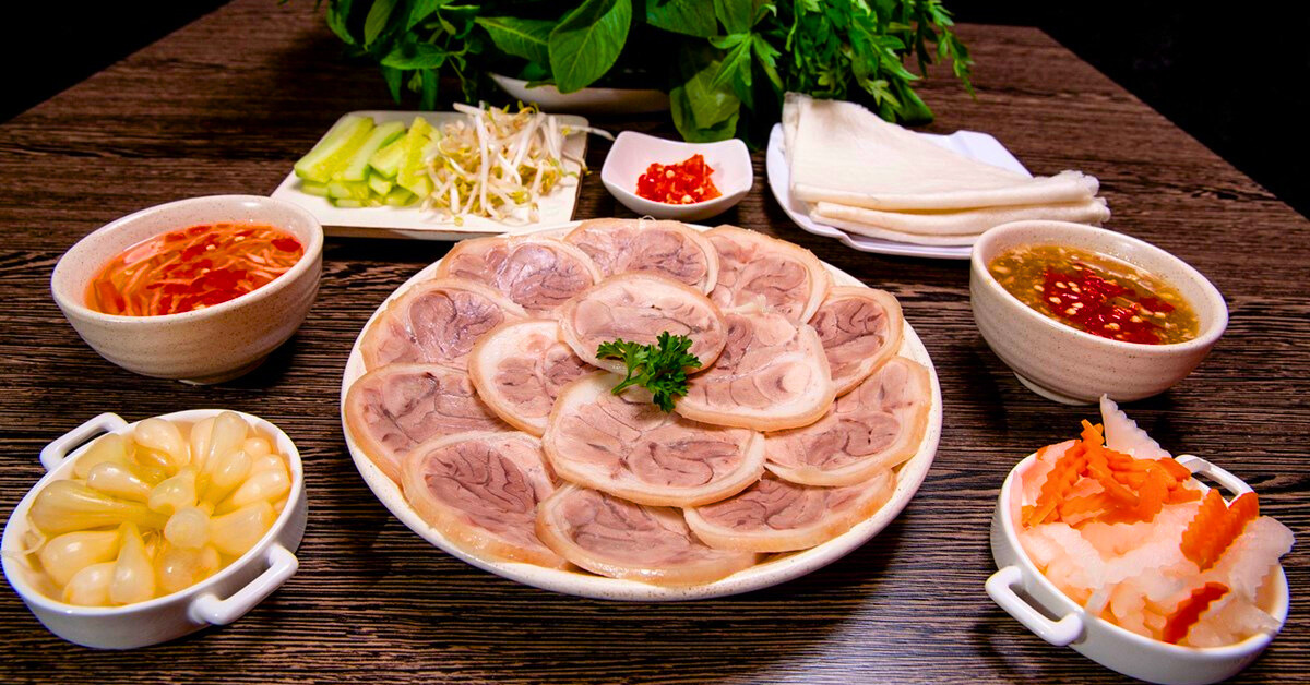 Bắp giò heo luộc cuốn bánh tráng thơm ngon Bắp giò heo luộc cuốn bánh tráng thơm ngon