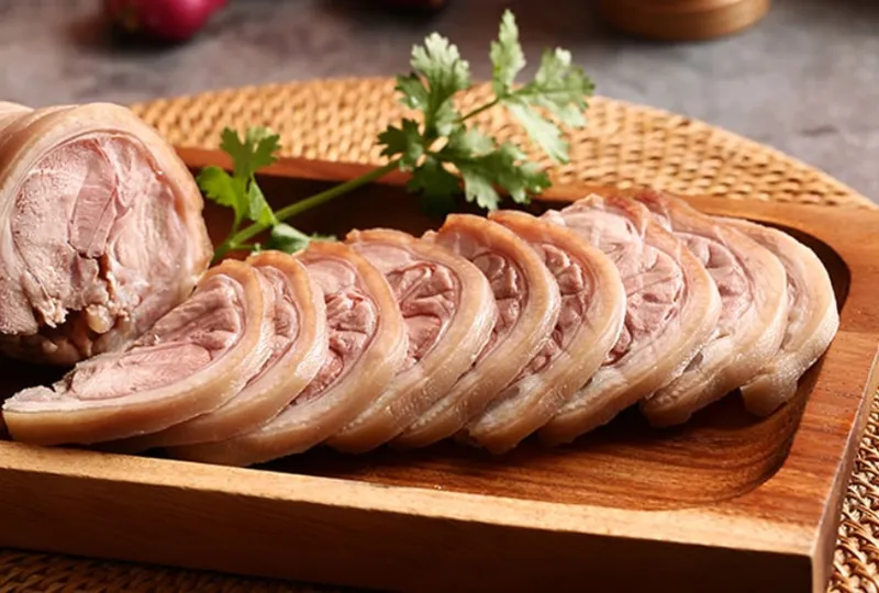 Cách làm món bắp giò heo bó luộc cuốn bánh tráng