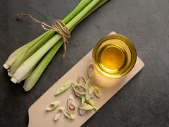 GỘI ĐẦU BẰNG SẢ CHO MÁI TÓC THÊM CHẮC KHỎE, ÓNG MƯỢT