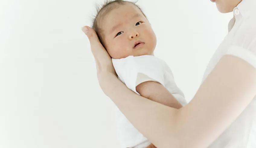 Bố mẹ có nên bế bồng trẻ nhỏ hay không