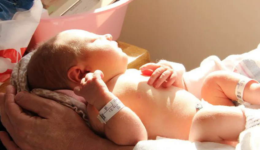 Tắm nắng cho trẻ sơ sinh và những lưu ý cần phải biết