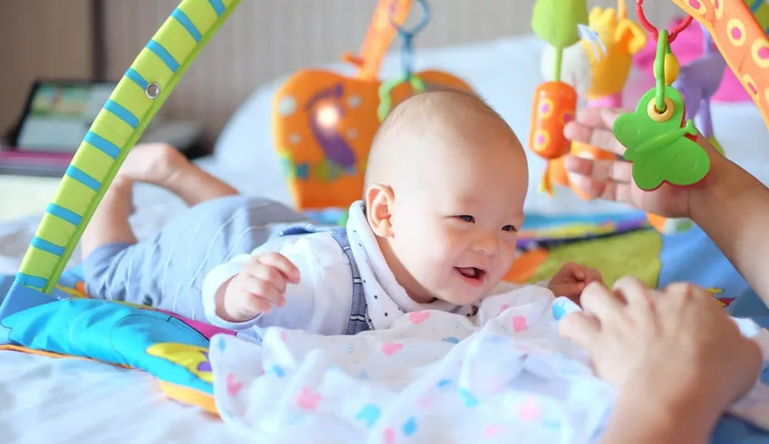Trẻ sơ sinh mấy tháng thì cứng cổ? Làm gì khi bé lâu cứng cổ?
