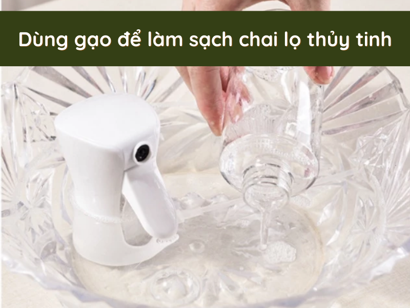 lam-sach-chai-lo-thuy-tinh-bang-gao