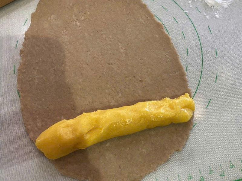 cach-lam-banh-trung-thu-deo-kem-trung-muoi