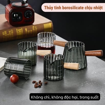 Cốc thủy tinh có quai chia vạch ml, ly thủy tinh cute chia vạch chịu nhiệt, cốc đong thủy tinh tay cầm gỗ - THEA