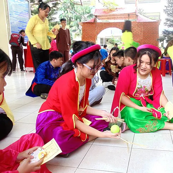 Học văn qua lễ hội trò chơi dân gian
