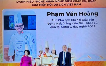 Vinh danh Chef Phạm Văn Hoàng với danh hiệu “Nghệ nhân điêu khắc củ, quả” tại Ngày hội Sợi Gạo Việt 2025