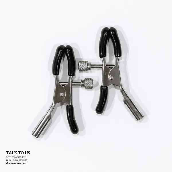 Kẹp Vú Inox Tạo Khoái Cảm Có Núm Vặn Điều Chỉnh Lực – Bọc Nhựa Êm, An Toàn