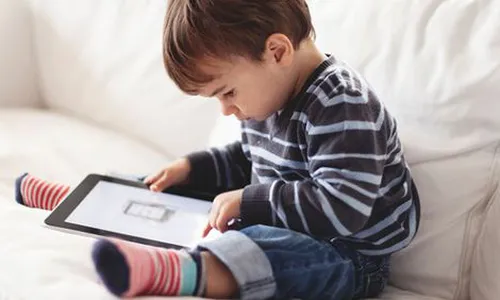 BÍ QUYẾT ĐỂ TRẺ HẠN CHẾ SỬ DỤNG ĐIỆN THOẠI MÀ BA MẸ NÊN BIẾT