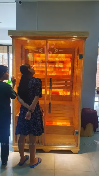 Phòng xông hơi Khô Đá Muối lắp đặt  SPA tại Dĩ An, Bình Dương. Cao 2m, ngang 1m2, sâu 1m2. Đá muối Hymalay tựa lưng và gác chân. Sử dụng 2 người xông/lần. Hình 2/4